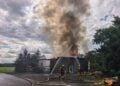 Feuerwehrleute löschen das brennende Gebäude in Hohenbocka