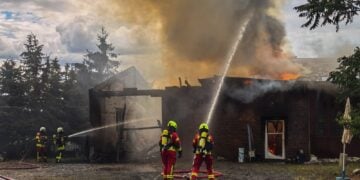 Einsatzkräfte im Löschangriff auf die brennende Scheune in Hohenbocka