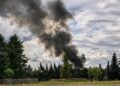 Rauchsäule des Brandes in Hohenbocka von einem Feld aus gesehen
