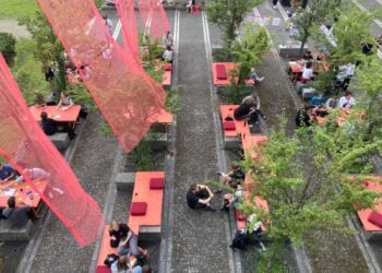 Sommerlicher Food Market zwischen den BTU-Gebäuden 2C und 2D beim Rundgang