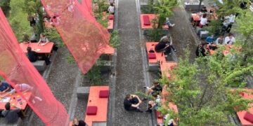 Sommerlicher Food Market zwischen den BTU-Gebäuden 2C und 2D beim Rundgang