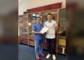 Prof. Dr. Reinehr überreicht Leonhard Janke das Stipendium des Elbe-Elster Klinikums