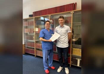Prof. Dr. Reinehr überreicht Leonhard Janke das Stipendium des Elbe-Elster Klinikums