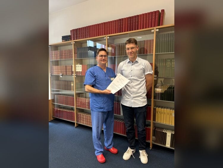 Prof. Dr. Reinehr überreicht Leonhard Janke das Stipendium des Elbe-Elster Klinikums