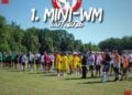 Die Mannschaften der 1. Mini-WM bei der Eröffnung auf dem Sportplatz der Jugend in Luckau