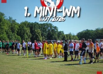 Die Mannschaften der 1. Mini-WM bei der Eröffnung auf dem Sportplatz der Jugend in Luckau