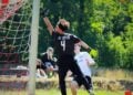 Torwart im Sprung bei der Mini-WM des FSV Rot-Weiss Luckau