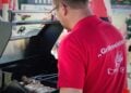 Der Grillmeister versorgt die Teilnehmer der Mini-WM mit Bratwurst