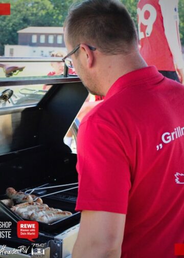 Der Grillmeister versorgt die Teilnehmer der Mini-WM mit Bratwurst