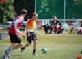 Zweikampf um den Ball bei der Mini-WM in Luckau