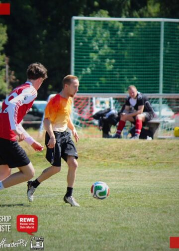 Zweikampf um den Ball bei der Mini-WM in Luckau