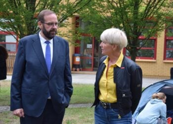 Bildungsminister Gordon Hoffmann und HWK-Präsidentin Corina Reifenstein eröffnen das Sommercamp des Handwerks