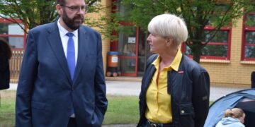 Bildungsminister Gordon Hoffmann und HWK-Präsidentin Corina Reifenstein eröffnen das Sommercamp des Handwerks