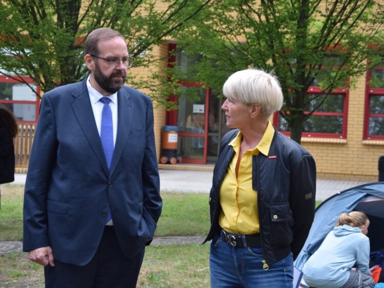 Bildungsminister Gordon Hoffmann und HWK-Präsidentin Corina Reifenstein eröffnen das Sommercamp des Handwerks