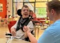 Ehrenamtliche Familienbegleiterin mit einem Kind im Johanniter-Kinderhaus Pusteblume