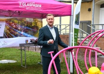 Erster Spatenstich für den Breitbandausbau im Landkreis Spree-Neiße in Briesnig