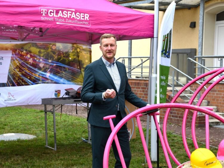 Erster Spatenstich für den Breitbandausbau im Landkreis Spree-Neiße in Briesnig
