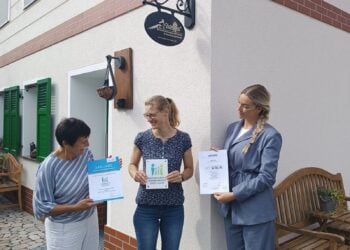 Urkundenübergabe an das Elsternest in Seidewinkel für Familienfreundlichkeit und Barrierefreiheit
