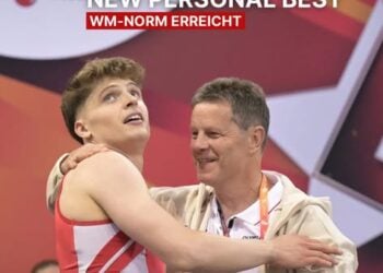 Trampolinturner Lars Garmann vom SC Cottbus in der Luft über dem Trampolin