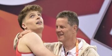 Trampolinturner Lars Garmann vom SC Cottbus in der Luft über dem Trampolin