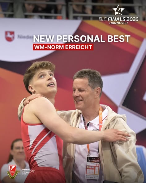 Trampolinturner Lars Garmann vom SC Cottbus in der Luft über dem Trampolin