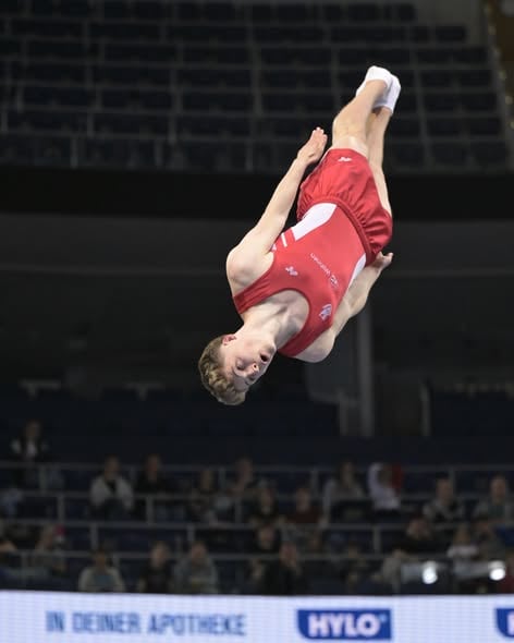 Lars Garmann vom SC Cottbus beim Trampolinturnen