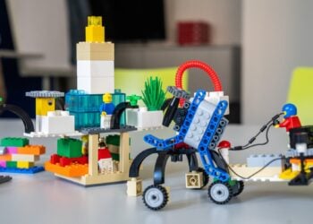 Kinder programmieren einen LEGO-Roboter bei der BTU-Kinderuni