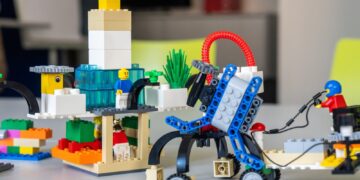 Kinder programmieren einen LEGO-Roboter bei der BTU-Kinderuni