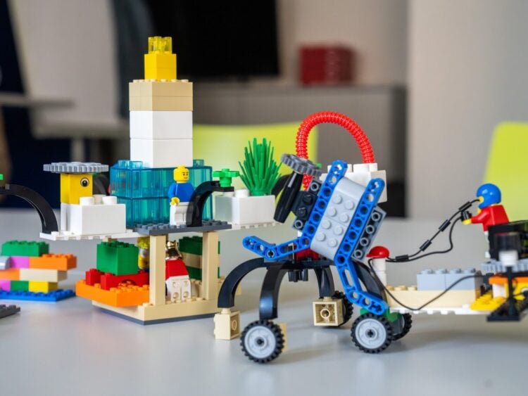 Kinder programmieren einen LEGO-Roboter bei der BTU-Kinderuni