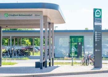 Überdachte Fahrradstellplätze mit Beschilderung RadPark Waßmannsdorf am S-Bahnhof