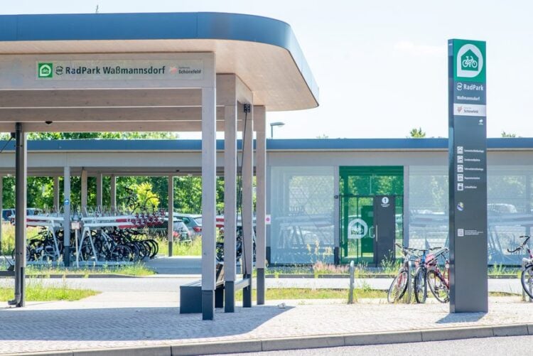 Überdachte Fahrradstellplätze mit Beschilderung RadPark Waßmannsdorf am S-Bahnhof