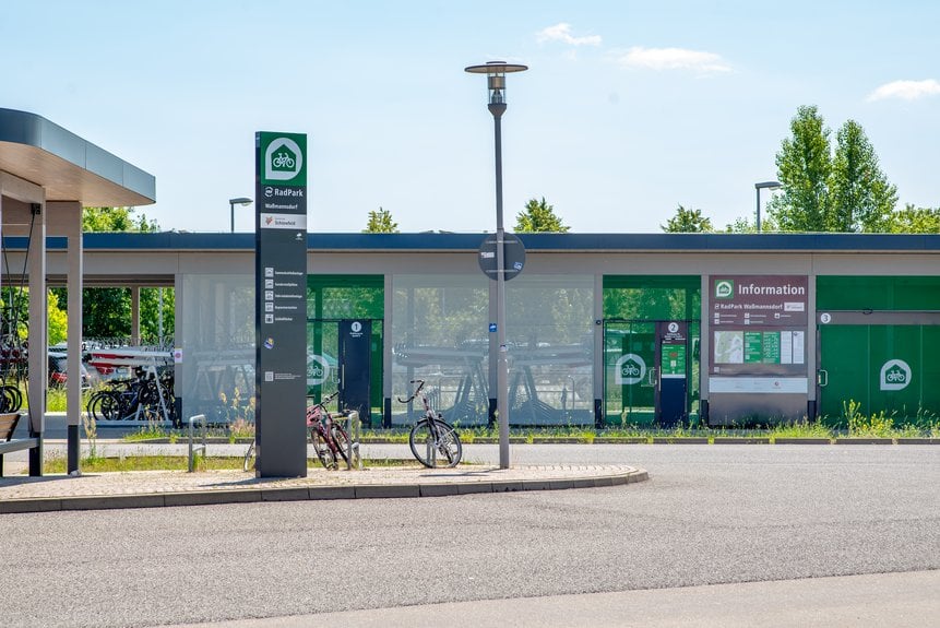 Sicherungsgebäude und Info-Tafel des RadPark Waßmannsdorf