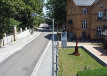 Luftaufnahme der sanierten Freifrau-von-Löwendal-Straße in Lauchhammer-Ost