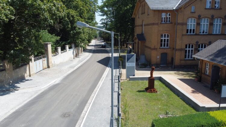 Luftaufnahme der sanierten Freifrau-von-Löwendal-Straße in Lauchhammer-Ost