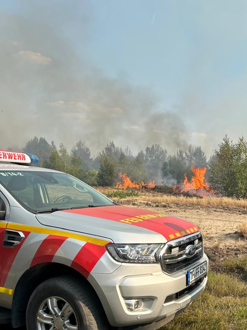 Einsatzkräfte beim Waldbrand bei Jüterbog