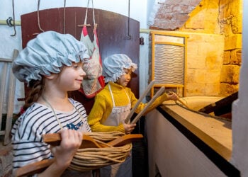 Kinder erleben den historischen Waschalltag im Museum Finsterwalde