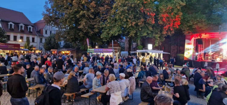 Stimmung beim Weinfest in Bad Liebenwerda – Foto: HHG Bad Liebenwerda e.V.