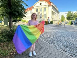 Landkreis OSL hisst Regenbogenfahne in Senftenberg & Calau