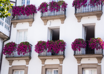 Historische Fassade mit französischem Balkon und Fenstergittern