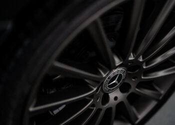 Reifenmontiermaschine in einer Kfz-Werkstatt