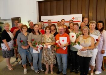 Langjährige Blutspender: Der DRK-Kreisverband Lausitz zeichnete verdienstvolle Frauen und Männer für 50 und 75 Blutspenden aus (Foto: DRK-KV Lausitz/A. Heyne).