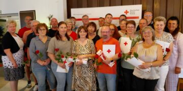 Langjährige Blutspender: Der DRK-Kreisverband Lausitz zeichnete verdienstvolle Frauen und Männer für 50 und 75 Blutspenden aus (Foto: DRK-KV Lausitz/A. Heyne).