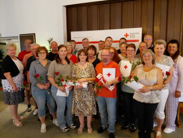 Langjährige Blutspender: Der DRK-Kreisverband Lausitz zeichnete verdienstvolle Frauen und Männer für 50 und 75 Blutspenden aus (Foto: DRK-KV Lausitz/A. Heyne).