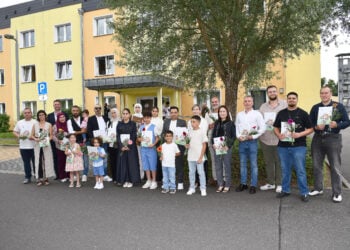 Bei der Einbürgerungsfeier im Ordnungsamt in Herzberg begrüßte Landrat Marcel Schmidt Menschen aus zehn Herkunftsländern. (Bild: Pressestelle Kreisverwaltung/ Torsten Hoffgaard)