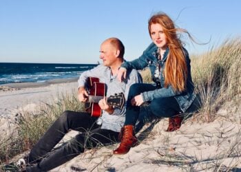 Das Duo Ledazzo: Sängerin Lena Hauptmann und Gitarrist Dan Baron am Strand