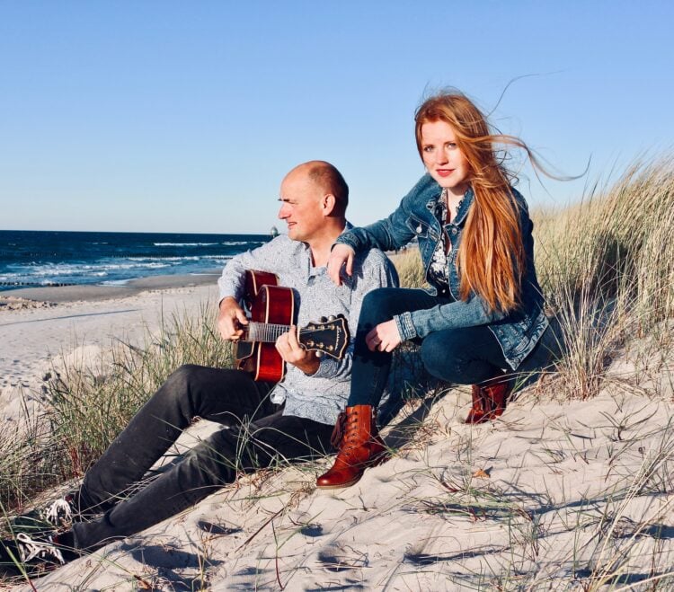 Das Duo Ledazzo: Sängerin Lena Hauptmann und Gitarrist Dan Baron am Strand