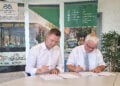 Mit ihrer Unterschrift besiegelten Landrat Marcel Schmidt (l.) und Holger Dehnert, Geschäftsführer der VerkehrsManagement Elbe-Elster GmbH, die Fortführung des öffentlichen Busverkehrs im Landkreis Elbe-Elster für die kommenden zehn Jahre. (Bild:  Pressestelle Kreisverwaltung/ Beatrice Peschel)