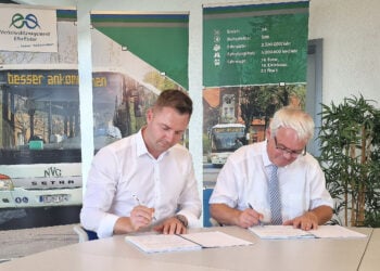 Mit ihrer Unterschrift besiegelten Landrat Marcel Schmidt (l.) und Holger Dehnert, Geschäftsführer der VerkehrsManagement Elbe-Elster GmbH, die Fortführung des öffentlichen Busverkehrs im Landkreis Elbe-Elster für die kommenden zehn Jahre. (Bild: Pressestelle Kreisverwaltung/ Beatrice Peschel)