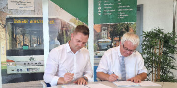 Mit ihrer Unterschrift besiegelten Landrat Marcel Schmidt (l.) und Holger Dehnert, Geschäftsführer der VerkehrsManagement Elbe-Elster GmbH, die Fortführung des öffentlichen Busverkehrs im Landkreis Elbe-Elster für die kommenden zehn Jahre. (Bild:  Pressestelle Kreisverwaltung/ Beatrice Peschel)