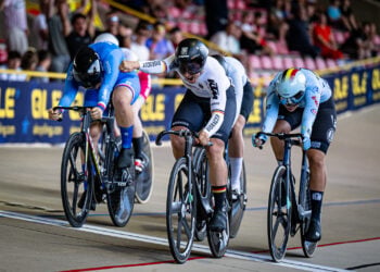 Clara Schneider (Mitte) meldete sich mit einem Doppel-Erfolg in Sprint und Keirin
eindrucksvoll in der Spitze zurück. (Bild: Arne Mill)